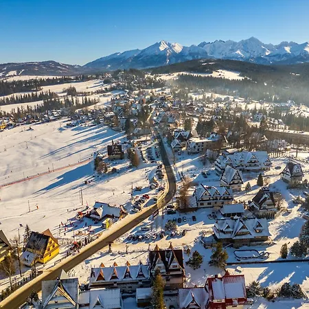 Bed and breakfast Noclegi SIUSTER z widokiem na góry - świetna lokalizacja, blisko Term Bukovina oraz stoków! - w okresie zimowym śniadania oraz obiady serwowane są w obiekcie 120m dalej 3*